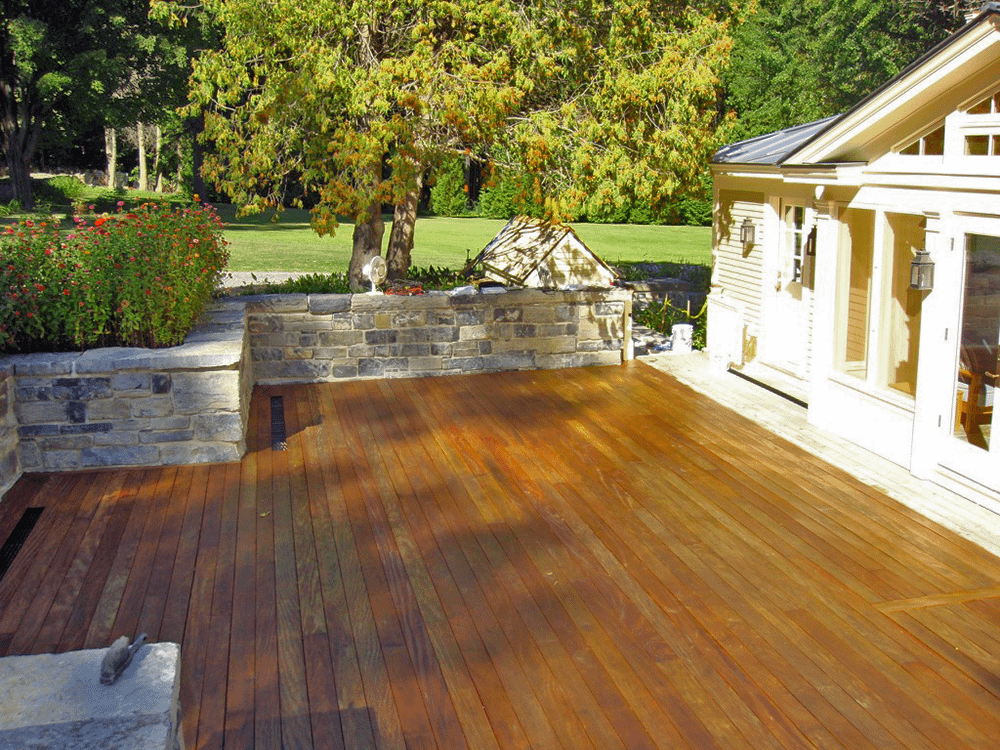 Sealing Garapa Deck, September 19, 2009 (Source: Geo Davis)