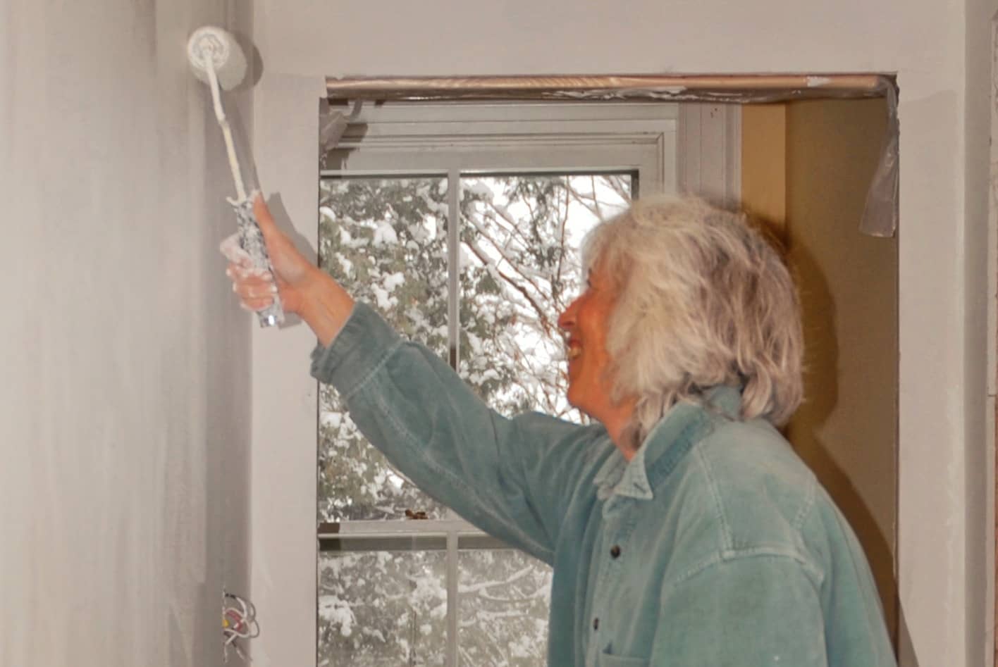 Elaine Miller Priming Hallway on NYE Day, 2007 (Photo: Geo Davis)