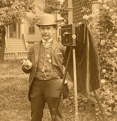 1907 Rosslyn Boathouse Photographer? (Source: Antique and Classic Cameras) 1907 Rosslyn Boathouse Photographer? (Source: Antique and Classic Cameras)