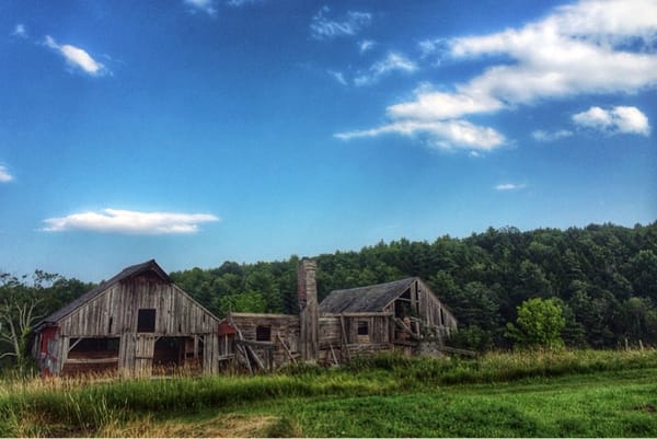 Sagging Bygone Barn (Photo: Geo Davis) Sagging Bygone Barn (Photo: Geo Davis)